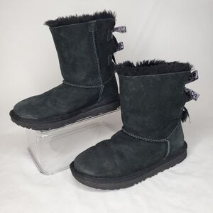 UGG Size 2 BAILEY BOW Suede Sherpa Lined Boots in Black